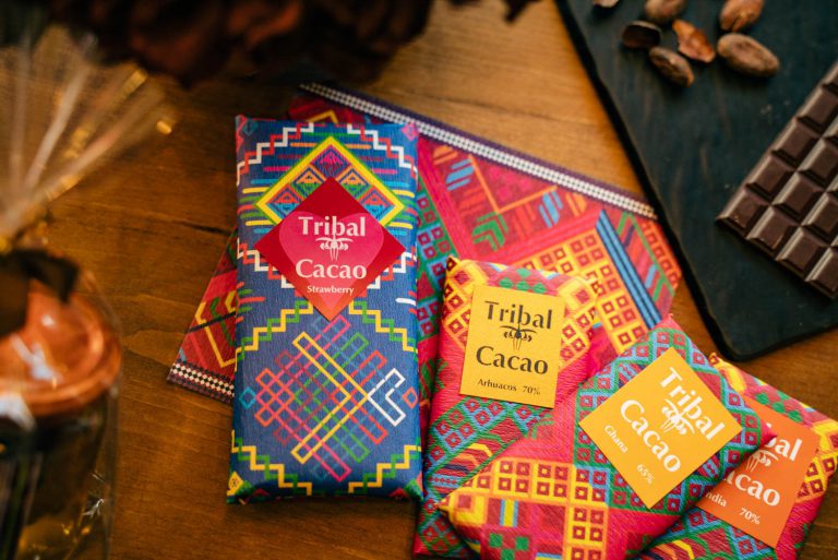 Tribal Cacaoのチョコレート。包装紙はアルプスPPSが制作している